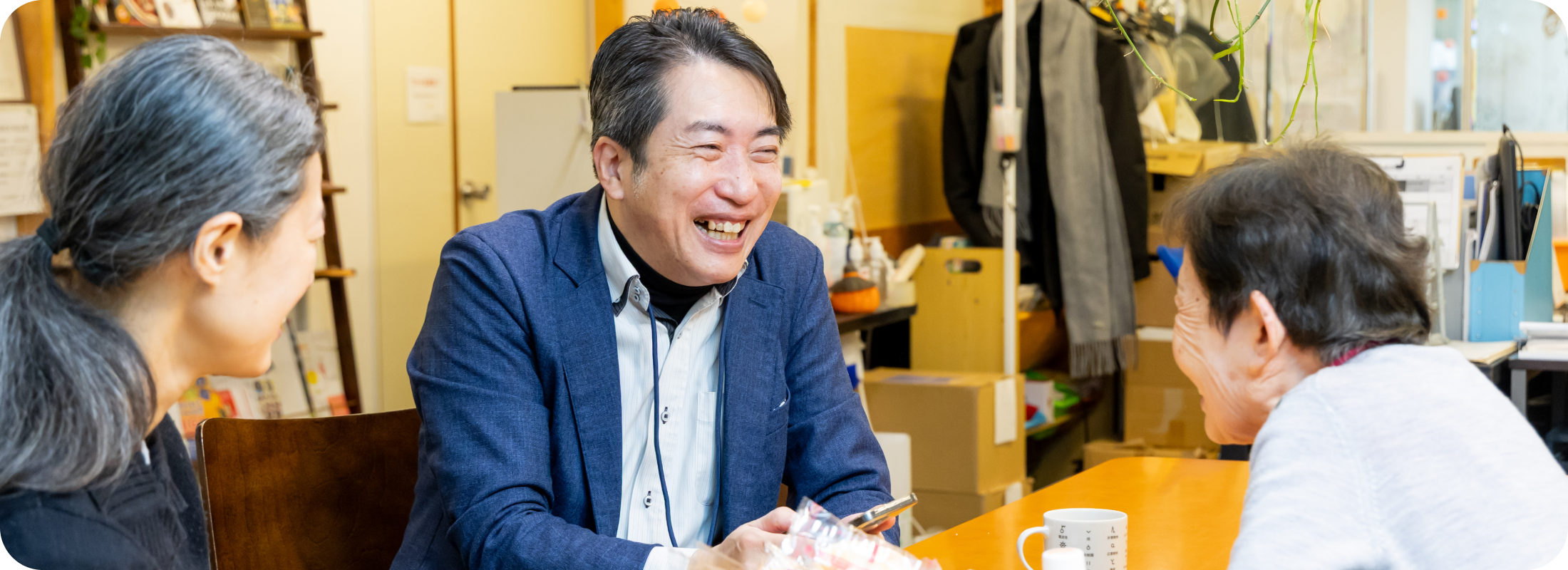 社長が笑顔でトークしているシーン